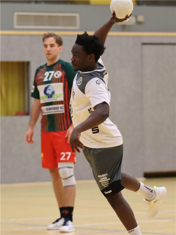 Handballer des TuS Zeven noch zwei Siege vom Aufstieg in die Landesliga entfernt Zum Abschluss des Spiels durfte Honore Iradukunda einen Sieben-Meter-Strafwurf ausführen, den er sicher verwandelte.