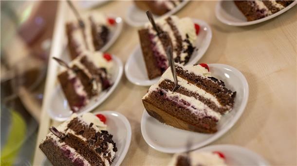 Zum Anbeißen: Einzelne Stücke der Schwarzwälder Kirschtorte liegen auf Tellern.