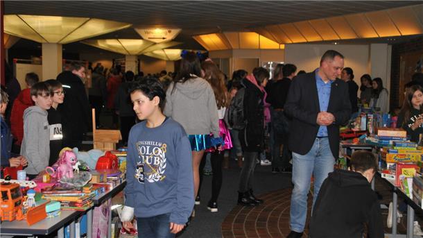 Gymnasium Nordenham sammelt mit Flohmarkt für Erdbebenopfer Zum Benefiz-Flohmarkt für die Erdbebenopfer steuerte jede Klasse einen Stand oder eine Idee bei.