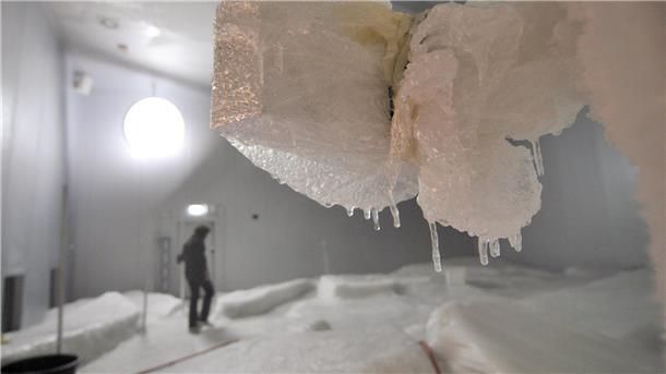100 Millionen Euro und 100 Firmen: Wissen Sie noch, wie das Klimahaus entstand? Zum Bibbern: Der kälteste Bereich entsteht. Nach der Hitze Afrikas reisen die Besucher in die Antarktis mit minus 6 Grad Celsius. Das ist die durchschnittliche Sommertemperatur an der Neumayer-Station des Alfred-Wegener-Instituts (AWI), der deutschen Forschungsstation in der Antarktis. Foto: Scheschonka