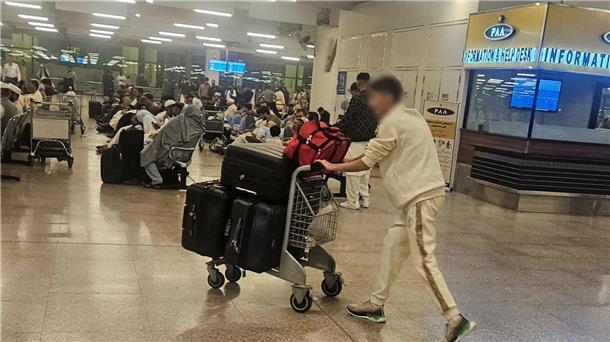 Aufnahme aus Pakistan - Afghanen fliegen nach Deutschland Zum dritten Mal seit dem Regierungswechsel haben sich Afghaninnen und Afghanen mit Aufnahmezusage per Flugzeug von Pakistan nach Deutschland aufgemacht.