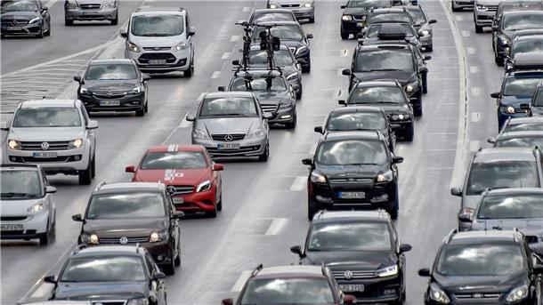 Stau auf der A7 - Unfall und zu viel Verkehr Zum Ende der ersten Herbstwoche staut es sich auf der A7. (Archivbild)