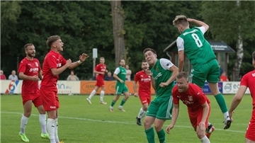Zum ersten Heimspiel der Saison erwarten die Spieler des Heeslinger SC um Bo Weishaupt (8) den Aufsteiger Schöningen.