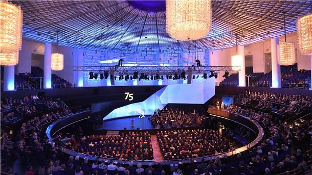 Erfolgreiche Integration: Vor 75 Jahren entstand Niedersachsen Zum Gründungsjubiläum: Zuschauer sitzen beim Festakt zum 75. Geburtstag des Landes Niedersachsen im Congress Centrum Hannover (HCC).