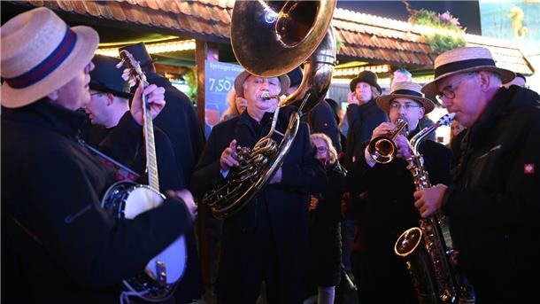 Männer mit Instrumenten. 