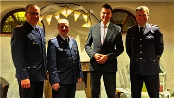 Zum letzten Mal vor seinem Ruhestand leitete Landrat Kai-Uwe Bielefeld (3. von links) eine Kreisbrandmeister-Wahl. Er verabschiedete den bisherigen stellvertretenden Kreisbrandmeister Ingo Graf (links) und beglückwünschte seinen Nachfolger Dennis Joost (2. von links) sowie Kreisbrandmeister Kai Palait (rechts) zur (Wieder-)Wahl.