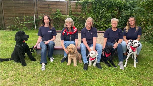 Fünf Frauen mit Hunden