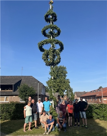 Zum Mittsommerfest in Elsdorf gehört auch der Mittsommerbaum. 