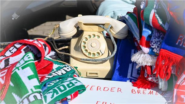 Flohmarkt-Artikel warten auf Käufer