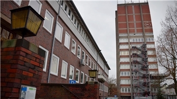 Das Foto zeigt das Nordenhamer Rathaus mit Altbau und Rathausturm.