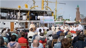 Zum Renovabis-Auftakt der Pfingstaktion gab es einen Gottesdienst im Neuen Hafen mit Bischof Dr. Heiner Wilmer.