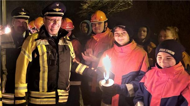 Damit hätte Geestlands scheidender Stadtbrandmeister Meyerherm nie gerechnet Zum Schluss schreitet Friedrich Meyerherm die Fackelparade im Innenhof der Burg in Bad Bederkesa ab. Geestlands scheidender Stadtbrandmeister ist sichtlich bewegt.