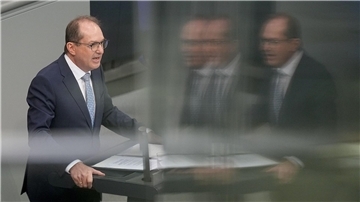 Zum Schutz gegen illegale Drohnenüberflüge plant Innenminister Alexander Dobrindt (CSU) eine Gesetzesreform. (Archivbild)