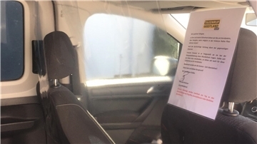 Zum Schutz vor dem Coronavirus setzt Taxenruf Geestland auf transparente Planen zwischen Fahrer und Fahrgästen.