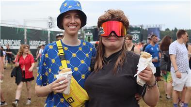 Zwei Frauen auf dem Hurricane Festival. 
