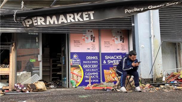 Krawalle in Nordirland - Tausende demonstrieren gegen Rechts Zum Ziel von Angriffen wurden unter anderem Geschäfte der muslimischen Minderheit. (Archivbild)