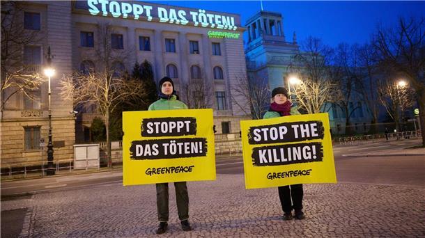Zum zweiten Jahrestag des Beginns des Ukraine-Krieges projiziert Greenpeace den Satz „Stoppt das Töten!“ an die Fassade der russischen Botschaft in Berlin.