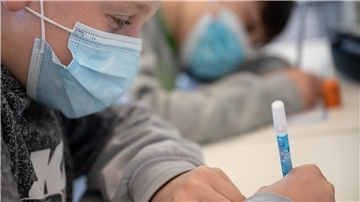 Zumindest für einige Tage wird man diese Bilder in den Grundschulen nicht mehr sehen: Das Oberverwaltungsgericht Bremen hat die Maskenpflicht, die auch im Unterricht galt, vorläufig aufgehoben.