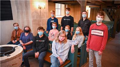 Zumindest zeitweise muss Mundschutz getragen werden: In der Schiffdorfer Martinskirche bereiten Pastorin Heike Breuer und Diakonin Cornelia Frieden die Jugendlichen auf ihre Konfirmation in der Corona-Pandemie vor.