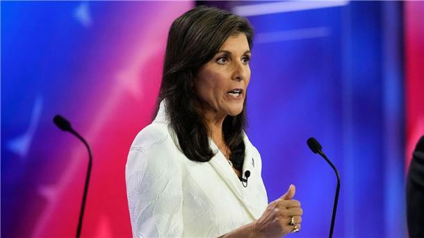 Haley bekommt gewichtige Unterstützung im Wahlkampf Zunächst galt sie mit Umfragewerten im niedrigen einstelligen Bereich als eher aussichtslos. In den vergangenen Wochen legte sie in Umfragen jedoch deutlich zu: Nikki Haley.