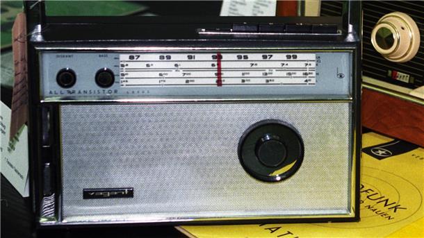 Zum Welttag des Radios: Wie der Norden zum Hörfunk kam Zunächst nur für militärische Zwecke genutzt, wurde das Radio später zum Unterhaltungsmedium für die ganze Familie.