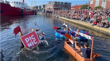 Zur 14. Papierboot-Regatta in Wilhelmshaven sind sieben Teams angetreten, Hunderte Schaulustige verfolgten das Spektakel. 