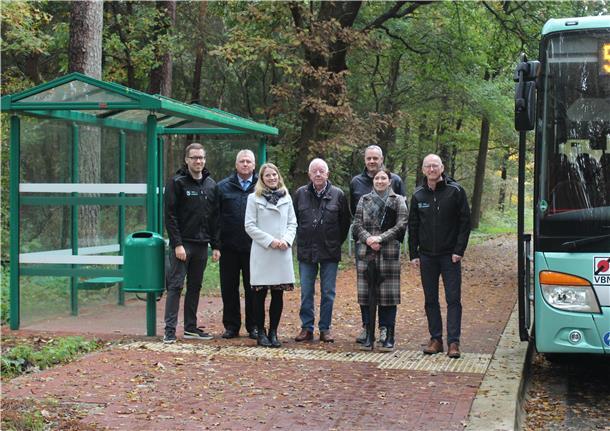 Zur Abnahme der modernisierten Bushaltestelle in Hahnenknoop trafen sich (von links) Fynn Danecke (stellvertretender Amtsleiter Bürgerservice Gemeinde Loxstedt), Marc Runge (Busfahrer Giese Bus), Jasmin Weißbrodt (Fachgebietsleiterin ÖPNV Landkreis Cuxhaven), Hartmuth John (Ortsvorsteher Hahnenknoop), Nico Böse (Bauunternehmen Winkler), Marnie Rudorffer (Ingenieurgesellschaft Niederelbe) und Detlef Wellbrock (Bürgermeister Gemeinde Loxstedt).