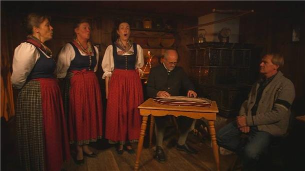 TV-Tipp heute: Wasmeier präsentiert Adventsbräuche – BR, 22.45 Uhr Eine Gesangsgruppe singt weihnachtliche Lieder.