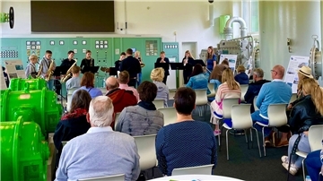 Veranstaltung mit vielen Zuhörern und Live-Musik in einem Museum.