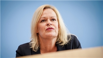 Zur besseren Bekämpfung der Organisierten Kriminalität will Bundesinnenministerin Nancy Faeser unter anderem für das Bezahlen eine Bargeld-Obergrenze von unter 10.000 Euro einführen.