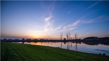 Ein Sonnenuntergang über einem Fluss.