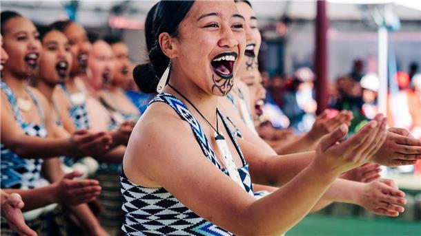 Königin mit traditionellem Tattoo Zur ersten Rede der neuen Maori-Königin in Neuseeland gab es auch traditionelle Tänze.