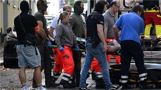 Messerangriff an Schule: Lehrerin verletzt - Schüler gefasst Zur Person des Tatverdächtigen blieb kurz nach der Gewalttat zunächst vieles offen.
