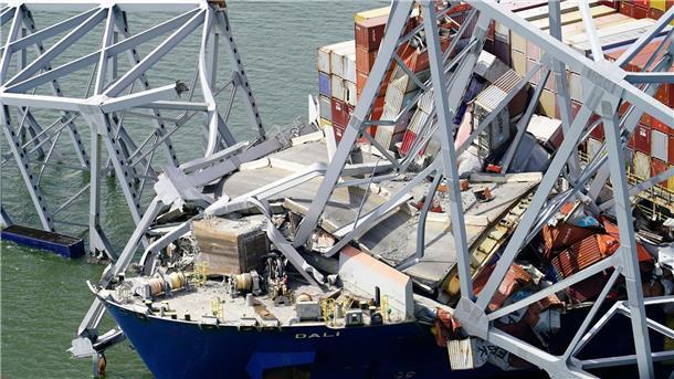 Taucher bergen zwei Leichen nach Brückeneinsturz in den USA Zur Schiffsladung gehörten 56 Container mit gefährlichen Materialien, etwa ätzende oder entzündliche Stoffe.