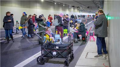Zur Tunneleröffnung sorgten Künstler für Unterhaltung bei den Besuchern.