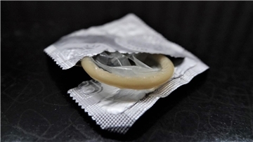 Zur Verhütung nutzen junge Menschen am ehesten Kondome. (Archivbild)