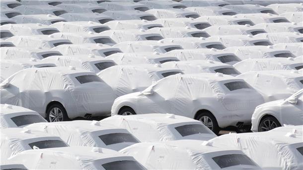 Vergleichsweise wenig Start-ups in der deutschen Autobranche Zur Verschiffung bereit: Audi-Fahrzeuge des Volkswagen Konzerns im Hafen von Emden.