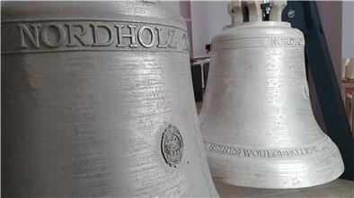Zurzeit können die beiden gussfrischen Glocken in der Nordholzer Kirche bestaunt und auch angefasst werden.