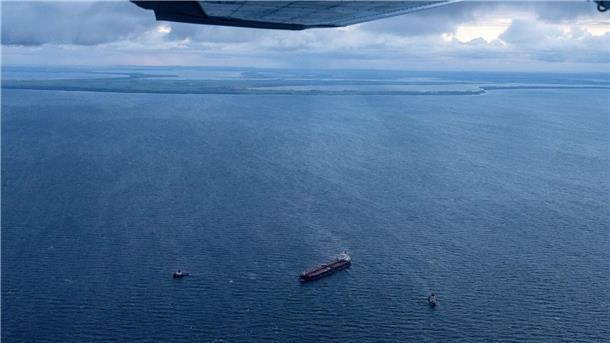 Havarierter Tanker vor Rügen wird Richtung Osten gezogen Zusätzliche Schiffe wurden zu dem havarierten Tanker und in dessen Nähe beordert.