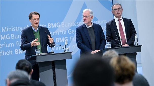 „Fahndung“ nach hohen Blutdruck- und Cholesterinwerten Zusammen mit dem Kardiologen Benny Levenson Christoph Straub von der Krankenkasse Barmer hat Gesundheitsminister Karl Lauterbach seine Strategie zur Früherkennung und Versorgung von Herz-Kreislauf-Erkrankungen präsentiert.