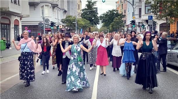 Mit Tanz die Welt verbinden Zusammen zu tanzen gibt Kraft. Davon ist Claudia Hanfgarn überzeugt. Die „Nelken Line“, nach der Choreografie von Pina Bausch, haben weltweit viele Profis und Laien getanzt – auch in Bremerhaven. Und die Bilder der Aufführung dann ins Netz gestellt.