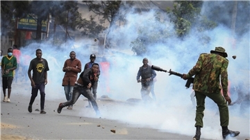 Zusammenstoß im Mathare-Viertel in Nairobi: Steine werfende Demonstranten und Polizisten, die Tränengas abfeuern.
