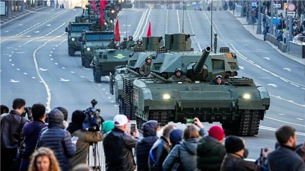 Hersteller: Russlands neuester Panzer zu teuer für den Krieg Zuschauer beobachten im Mai 2022, wie ein russischer T-14 Armata-Panzer (im Vordergrund) und andere gepanzerte Fahrzeuge auf der Twerskaja-Straße in Richtung Roter Platz rollen.