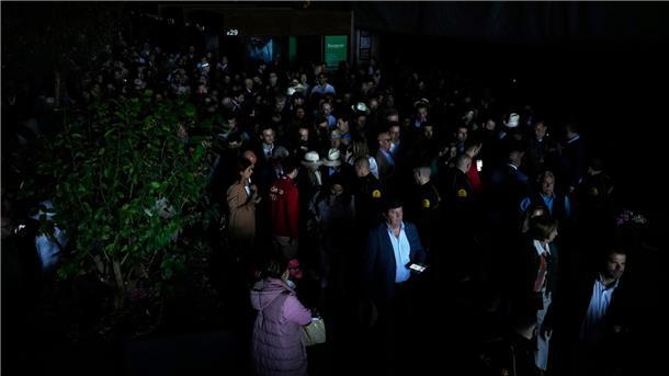 Großer Stromausfall in Spanien und Portugal Zuschauer eines Tennis-Turniers stehen in einem dunklen Tunnel. Plötzlich gab es am Montag in dem Land keinen Strom mehr.