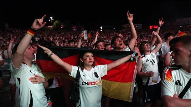 DFB-Team löscht „alte Festplatte“: Ab jetzt in Gewinnzone Zuschauer jubeln beim Spiel.