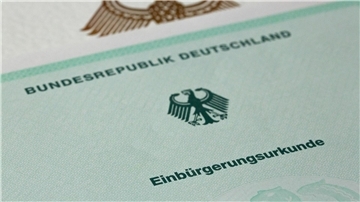 Zuwanderer sollen laut dem Gesetzentwurf der Bundesregierung künftig bereits nach fünf Jahren Aufenthalt in Deutschland Staatsbürger werden können, vorausgesetzt sie können ihren Lebensunterhalt ohne staatliche Hilfe bestreiten.