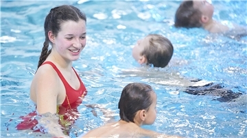 Kinder in einem Schwimmbecken.