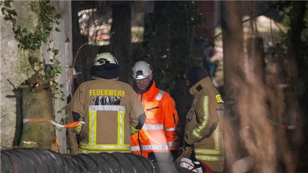 Verbliebene Aktivisten verlassen Tunnel unter Lützerath Zwei Aktivisten hatten sich zuletzt noch in einem unterirdischen Tunnel unter der Siedlung verschanzt. Feuerwehr und Spezialisten von RWE stehen am Sonntag vor einem Belüftungsschlauch.