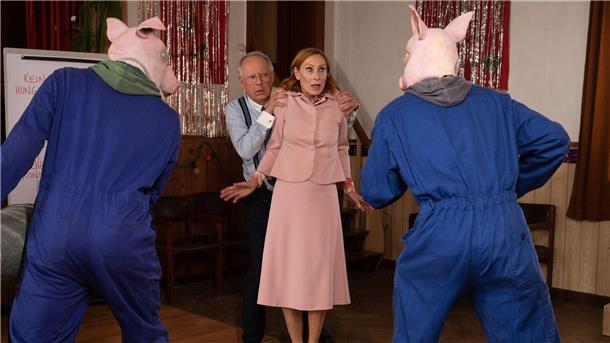 Zwei Aktivisten stürmen den Gemeindesaal und bedrohen Bürgermeisterin Gundula Bundschuh (Andrea Sawatzki) mit Schweineblut. Gerald (Axel Milberg) ist seiner Frau keine große Hilfe.