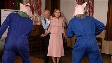 Zwei Aktivisten stürmen den Gemeindesaal und bedrohen Bürgermeisterin Gundula Bundschuh (Andrea Sawatzki) mit Schweineblut. Gerald (Axel Milberg) ist seiner Frau keine große Hilfe.